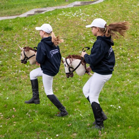 Konik na kiju z kantarem - Hobby Horse Skippi - Karmel - A3 - prezent Skippi